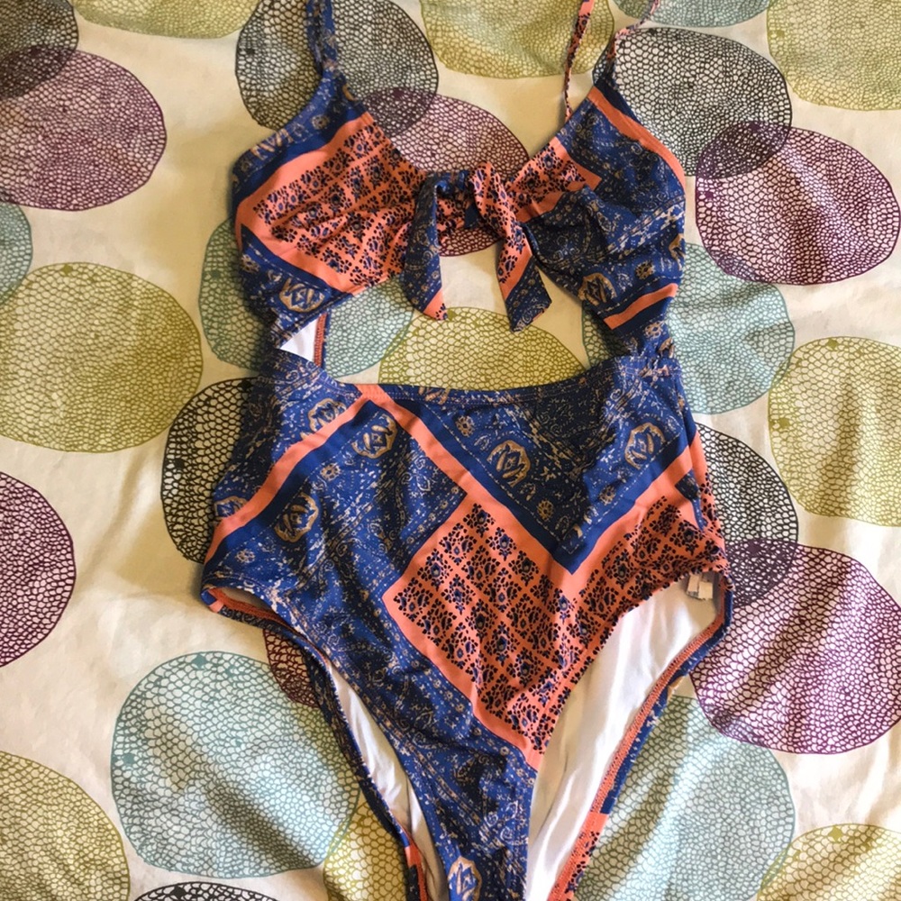 Urban Outfitters printed one piece swimsuit - Picture 2 of 5